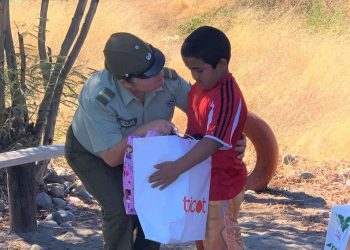 San Carlos: Carabineros hace aporte de artículos escolares a niños de campamento Puente Ñuble