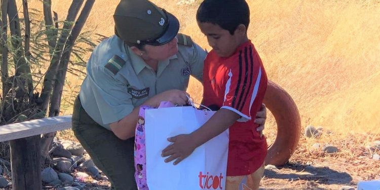San Carlos: Carabineros hace aporte de artículos escolares a niños de campamento Puente Ñuble