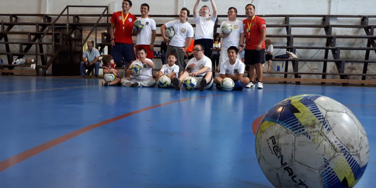 Lanzan escuela de fútbol para niños y niñas con Síndrome de Down en Chillán