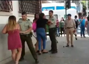 Mujeres muerden y causan lesiones a carabineros en San Carlos