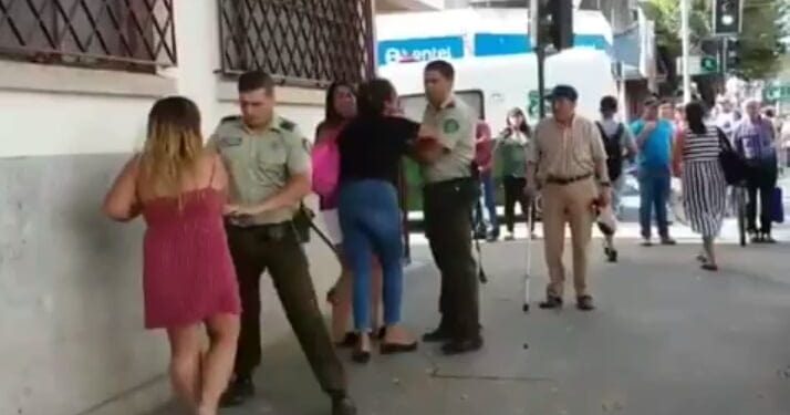 Mujeres muerden y causan lesiones a carabineros en San Carlos