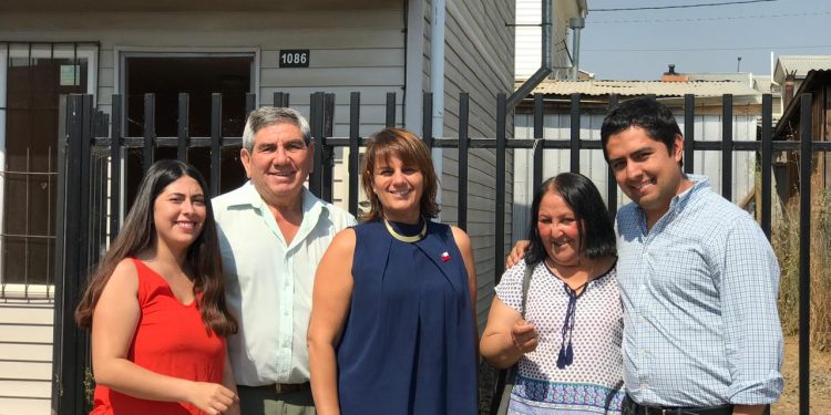 Entregan llaves a vecina de Quirihue que perdió su casa producto de un incendio