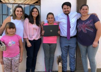 Senadis entregó notebook a niña de sector rural de El Carmen