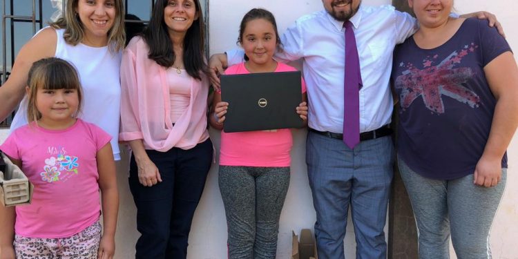 Senadis entregó notebook a niña de sector rural de El Carmen