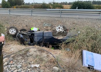 Hombre muere tras volcar vehículo en San Carlos