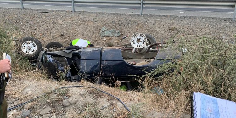 Hombre muere tras volcar vehículo en San Carlos
