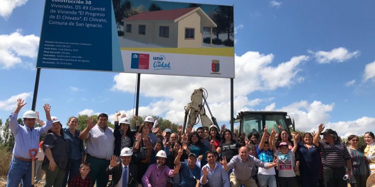 Familias de San Ignacio obtienen su casa propia después de 17 años