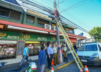 Comienza retiro de cables en desuso en calle 5 de abril de Chillán