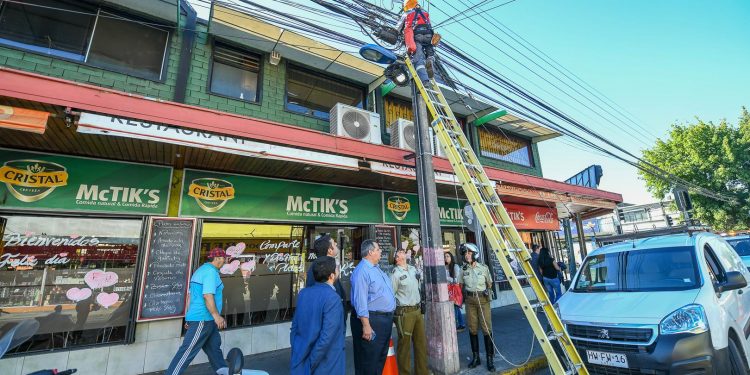 Comienza retiro de cables en desuso en calle 5 de abril de Chillán