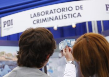 Campaña educativa de PDI Chillán enseña a detectar billetes falsos