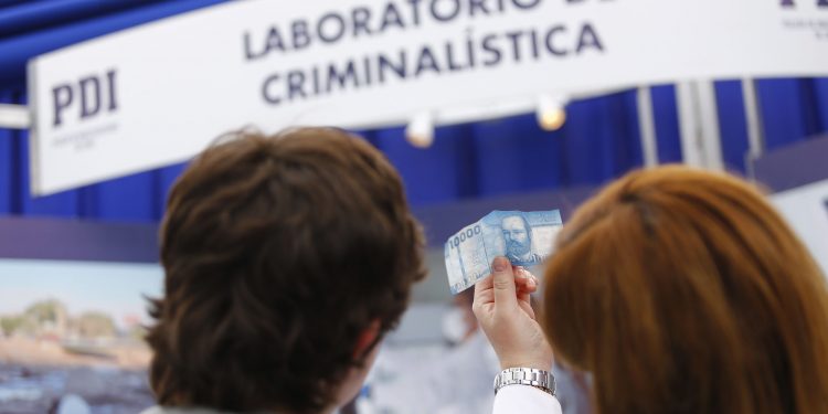 Campaña educativa de PDI Chillán enseña a detectar billetes falsos