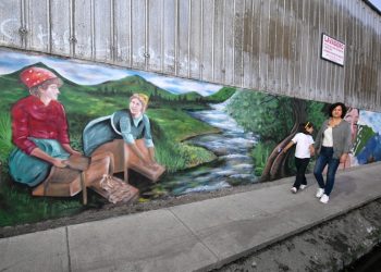 Lavanderas de Santa Elvira son homenajeadas con emotivo mural