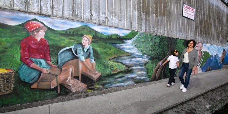 Lavanderas de Santa Elvira son homenajeadas con emotivo mural