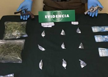 Detienen a dos sujetos por tráfico de drogas e incautan armamento en Trehuaco