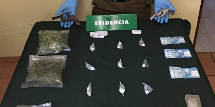 Detienen a dos sujetos por tráfico de drogas e incautan armamento en Trehuaco