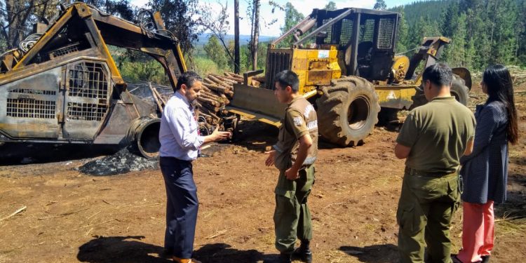 Fiscalía investiga incendio intencional a maquinaria forestal en Quirihue