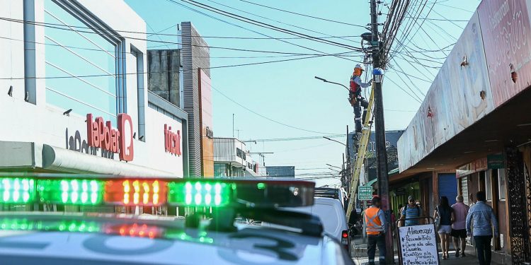 Más de 519 metros de cables en desuso han sido retirados en el centro de Chillán