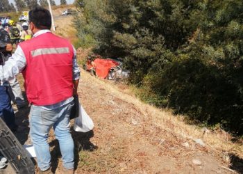 Un muerto y dos heridos deja choque frontal entre camión y vehículo camino a Portezuelo