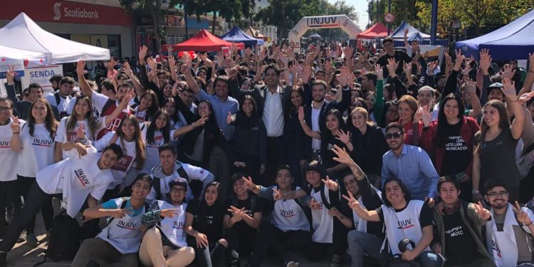 Jóvenes cambiaron el mechoneo por limpieza de calles en Chillán
