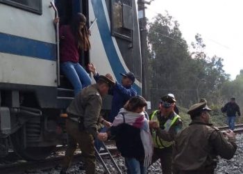 Carabineros asiste a pasajeros de Terrasur tras desperfecto en tren con destino a Santiago