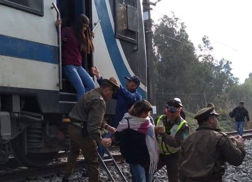 Carabineros asiste a pasajeros de Terrasur tras desperfecto en tren con destino a Santiago