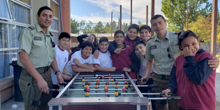 Escolares de Quillón conmemoraron Día del Autismo junto a subcomisaría local