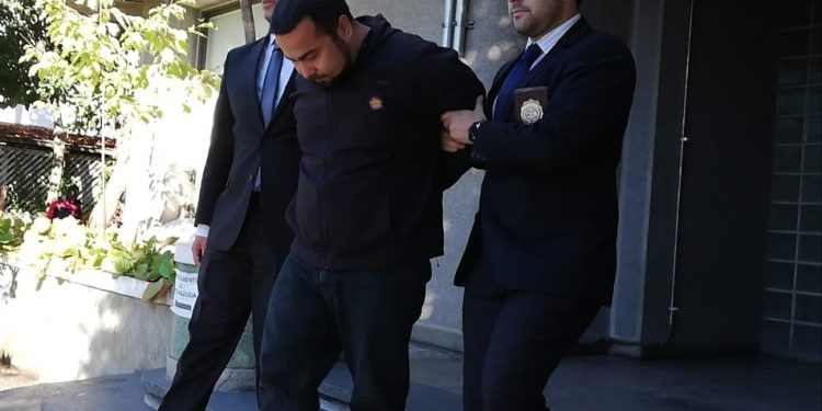 Detienen en Pinto a sujeto que se hacía pasar por chef internacional para cometer delitos
