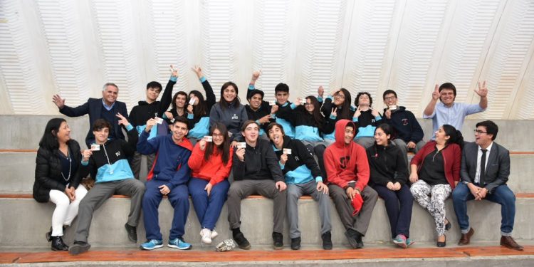 Comienza entrega de Tarjeta Joven del Injuv a colegios de Diguillín