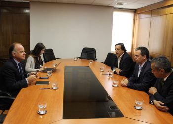 Harboe y Pérez Varela coordinan esfuerzos en implementar modelo cooperativo para viñateros del Itata