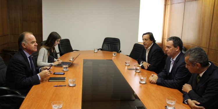 Harboe y Pérez Varela coordinan esfuerzos en implementar modelo cooperativo para viñateros del Itata