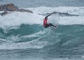 Cobquecura: Surfistas desafiaron la lluvia y el viento en segunda jornada del Nacional