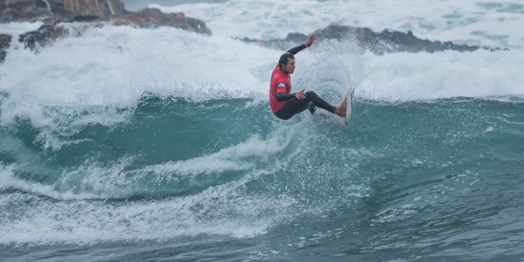 Cobquecura: Surfistas desafiaron la lluvia y el viento en segunda jornada del Nacional