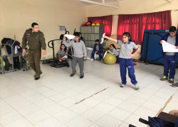Carabinero campeón de cueca enseña a estudiantes de Quillón