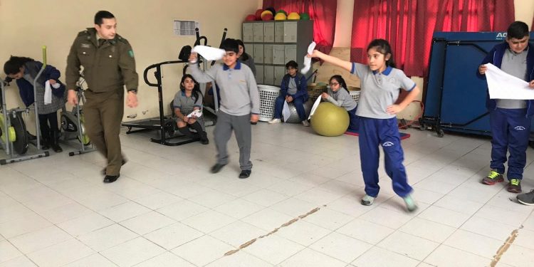 Carabinero campeón de cueca enseña a estudiantes de Quillón