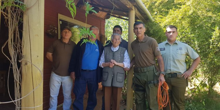 Carabineros de Guarilihue ayudó a anciana y reparó su techo en mal estado
