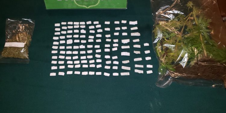 Detienen a vendedor y comprador de droga en Quillón