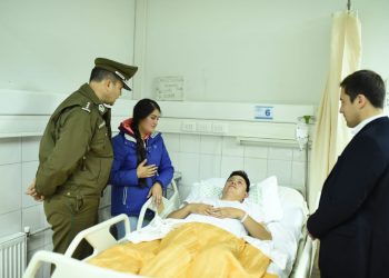 Autoridades visitan a carabinero lesionado en colisión en Ruta 5 Sur