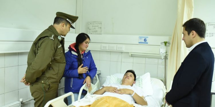 Autoridades visitan a carabinero lesionado en colisión en Ruta 5 Sur
