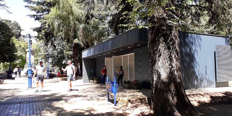 Baños de la Plaza de Armas de Chillán inician atención en horario de invierno