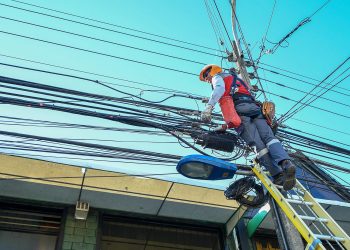 Comienza segunda etapa de retiro de cables en desuso en Chillán