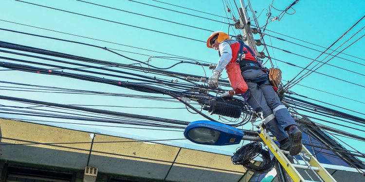 Comienza segunda etapa de retiro de cables en desuso en Chillán