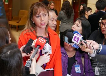 Diputada Carvajal asegura que «reducir la dieta parlamentaria en un 50% es una urgencia”.