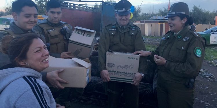Entrega de alimentos y actividades recreativas realizó Carabineros en campamento «Puente Ñuble»