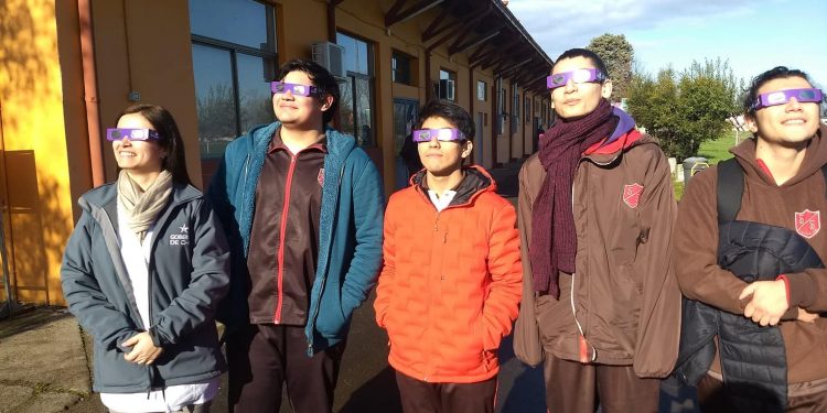 Instan a prevenir daños oculares durante el eclipse solar en Ñuble