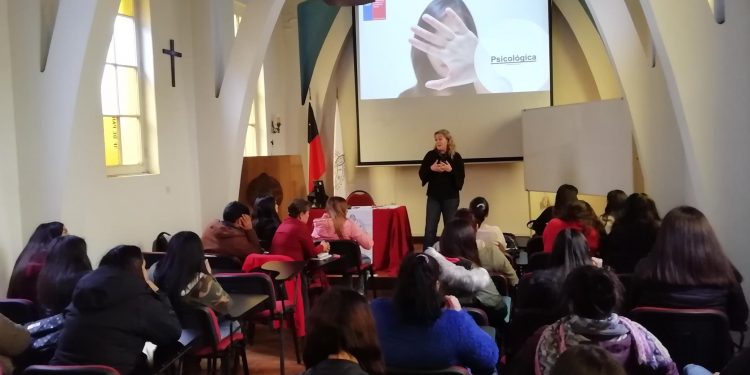 Inician ciclo de charlas sobre “violencia en el pololeo contra la mujer”