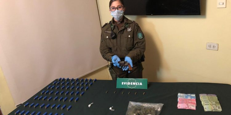 Detienen al «Peter», incautan droga y armamento frente a un colegio en Chillán