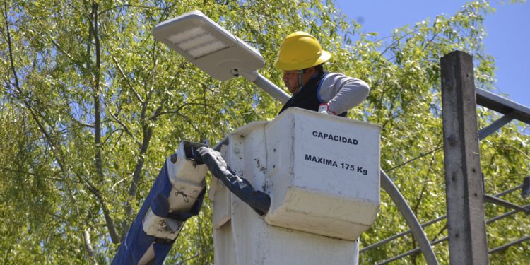 Dan luz verde a recambio de 12.454 luminarias LED en Chillán