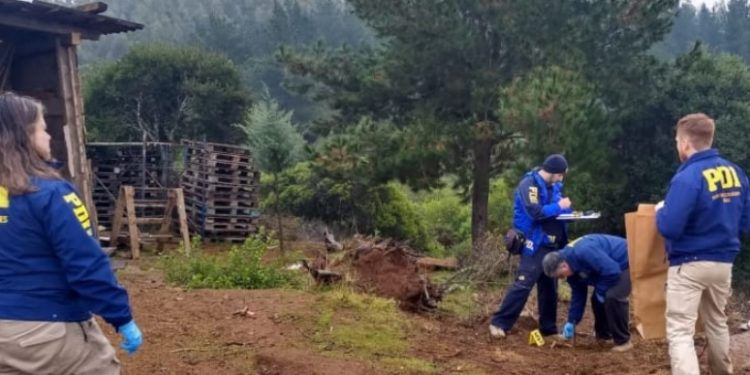 Ropa y documentos se suman a restos óseos encontrados en Quillón