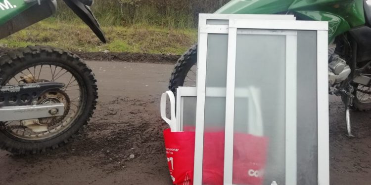 Detienen a dos sujetos que se robaron las ventanas de los baños públicos de Quillón