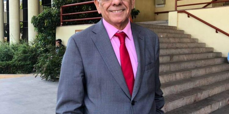 A los 57 años muere emblemático periodista de TVN Fidel Oyarzo